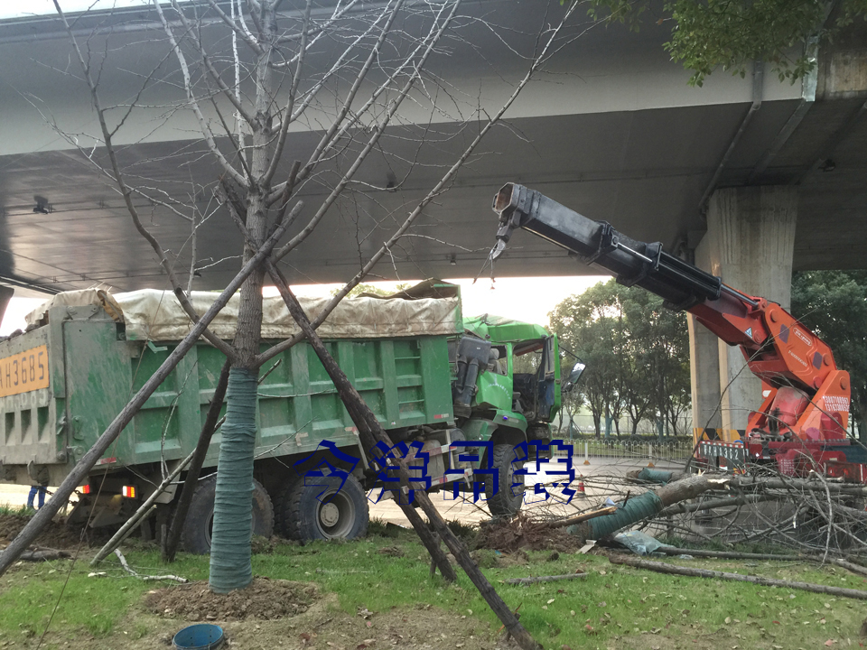 武漢設備吊裝公司趕上大雨天怎么辦？